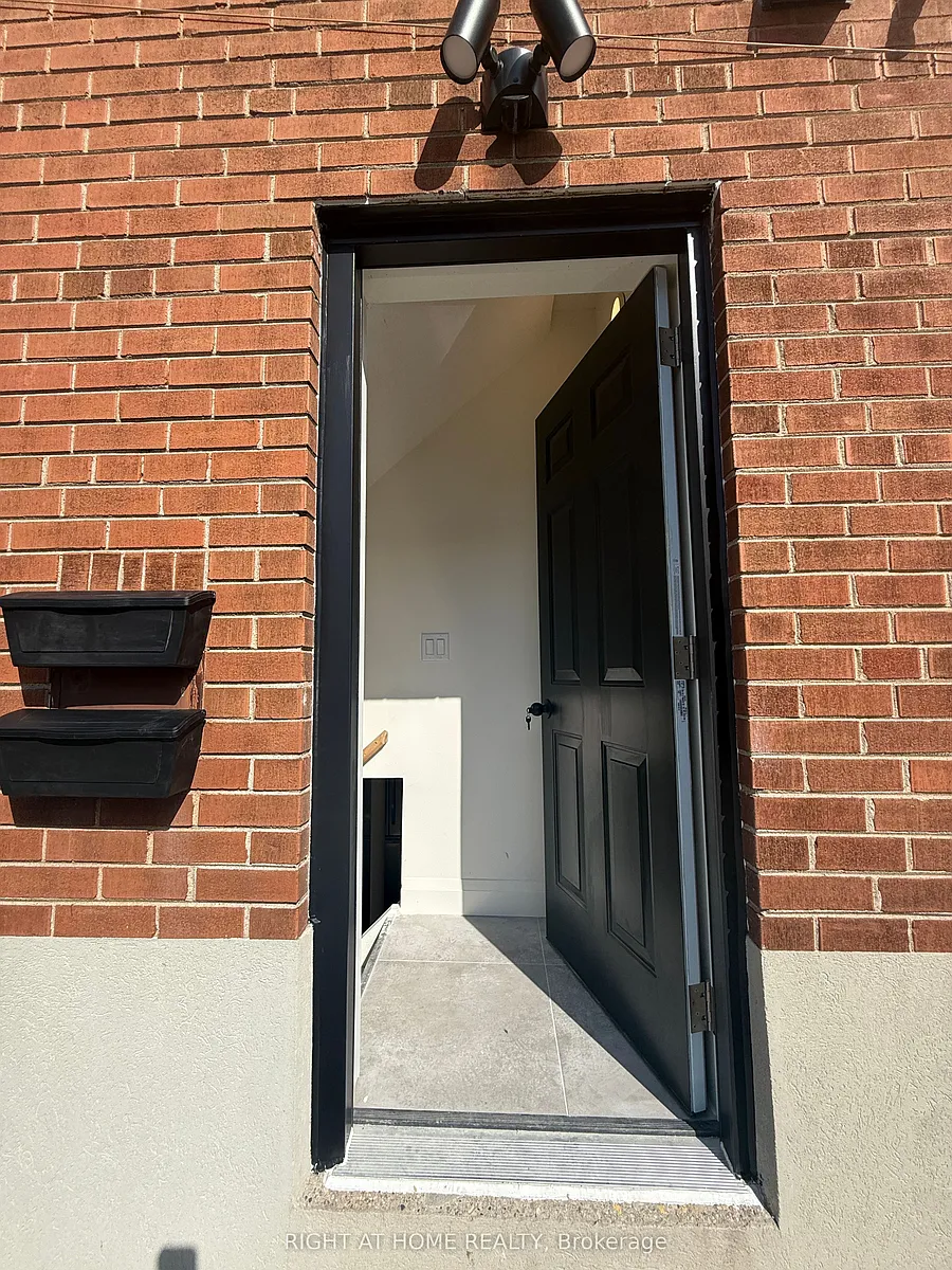 Building Photo - 15 Arrowsmith Ave #1B