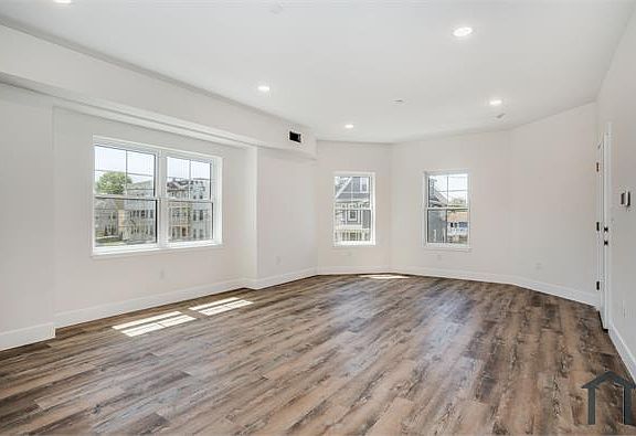 3rd image of 390 Carroll Ave #2