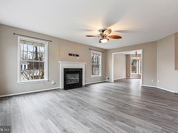 3rd image of 202 Autumn Ln