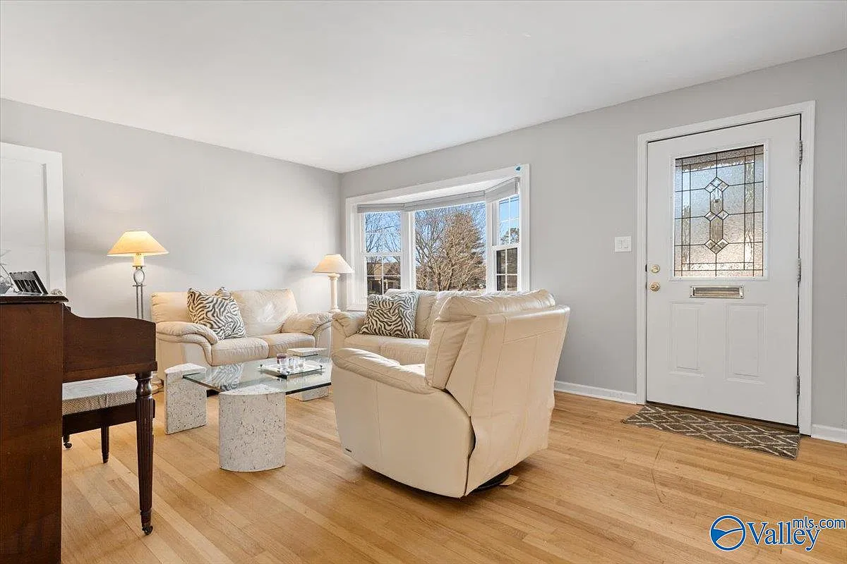 3 bed, 2.0 bath, 2680 sqft, $2,700 — Photo 2