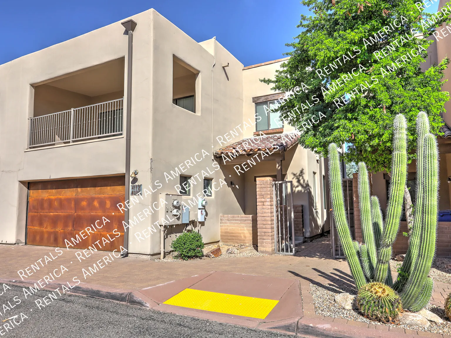 Upscale 3bed/3bath Town Home with Community Pool! — Photo 3