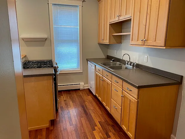 4 bed, 2100 sqft, $2,750 — Photo 2