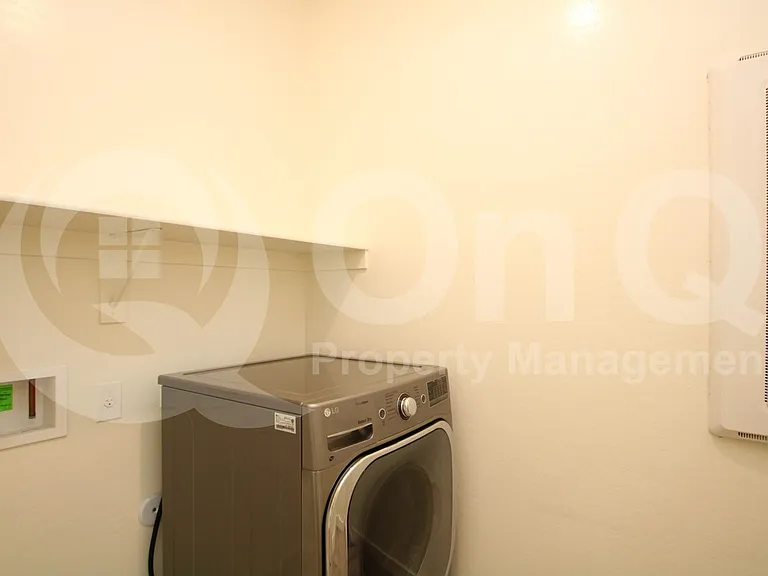 943 E Danbury Dr — Photo 18