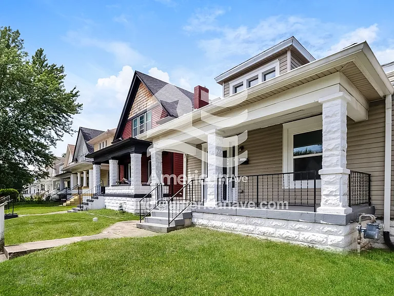 1084371_003_front_view_3.jpg