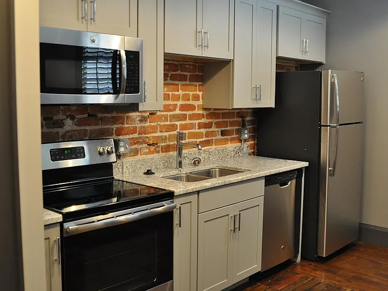 530 Craghead St #204 — Photo 10