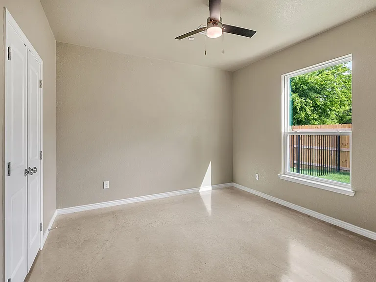408 W Avenue C — Photo 20
