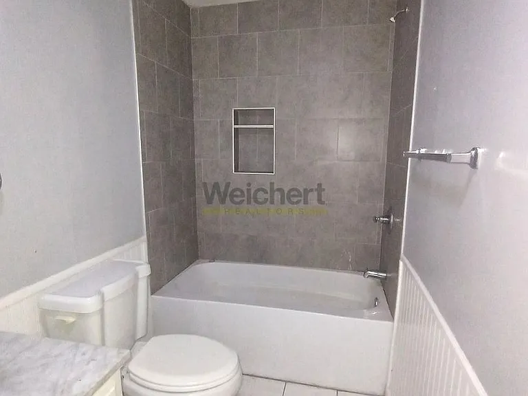 809 Thomas St — Photo 7