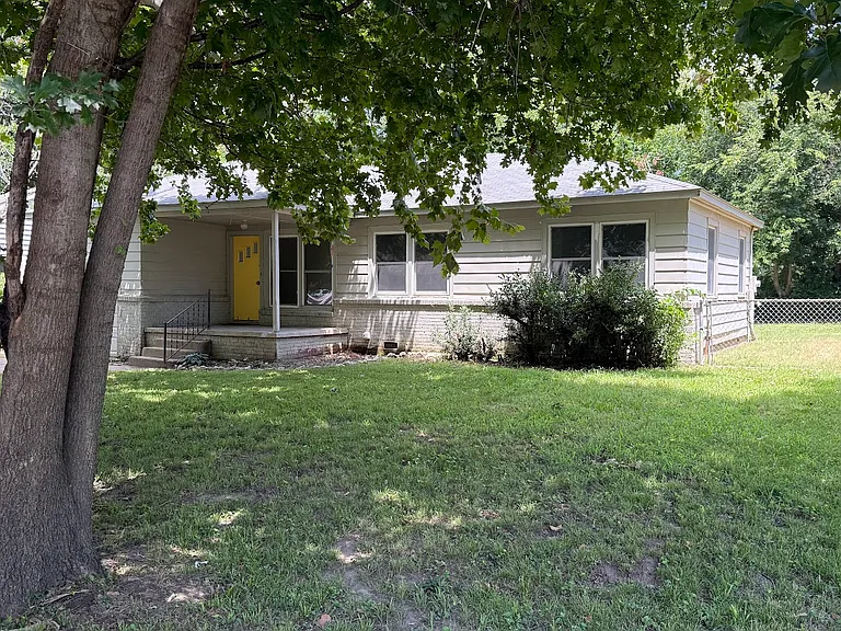 1621 S Ash Pl — Photo 1
