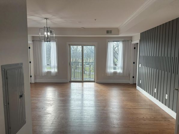 186 Kensington Ave #401