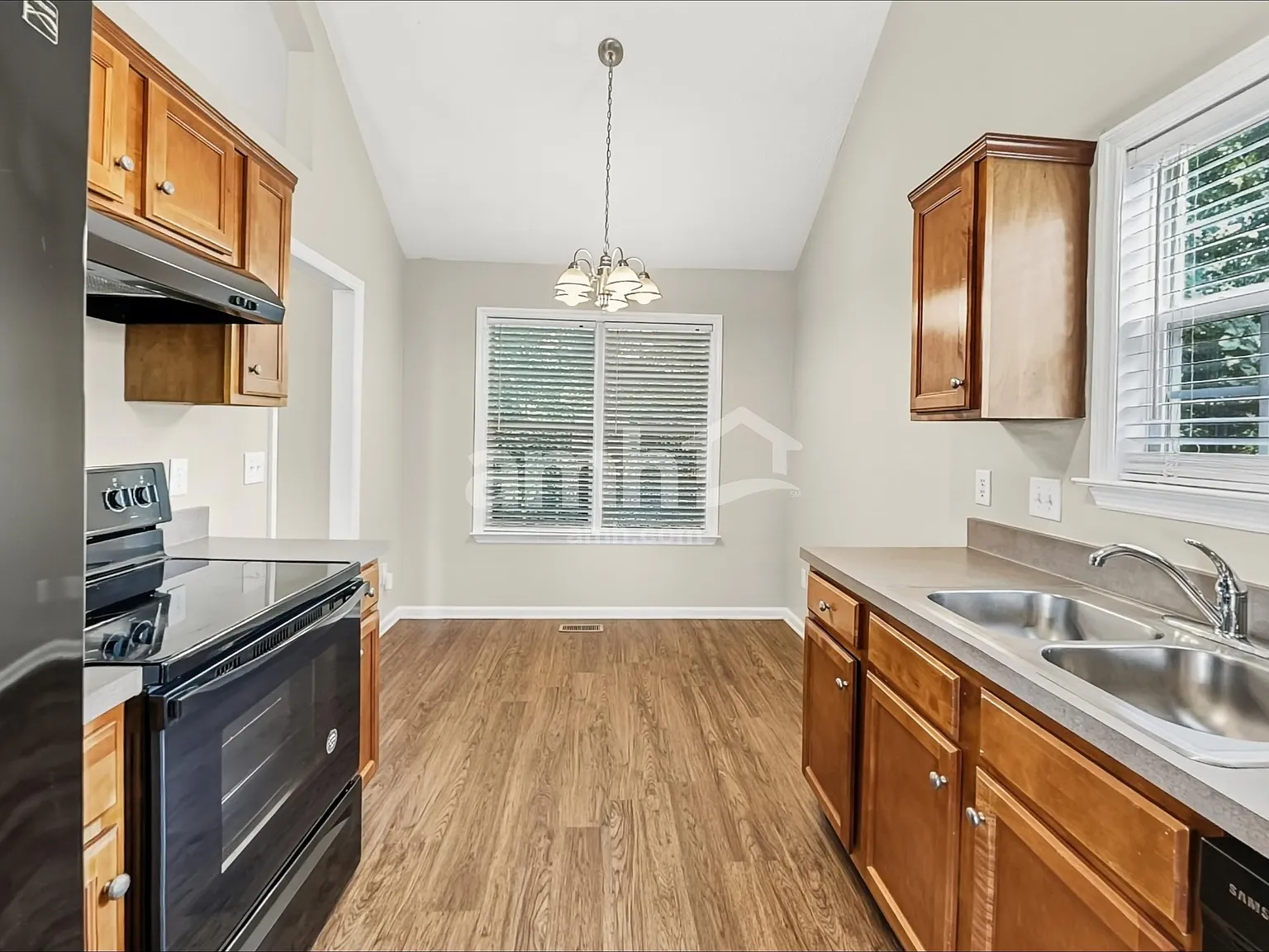 5 bed, 3.0 bath, 2021 sqft, $2,445 — Photo 3