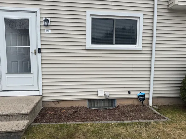 1081 New Haven Rd APT 2H, Naugatuck, CT 06770