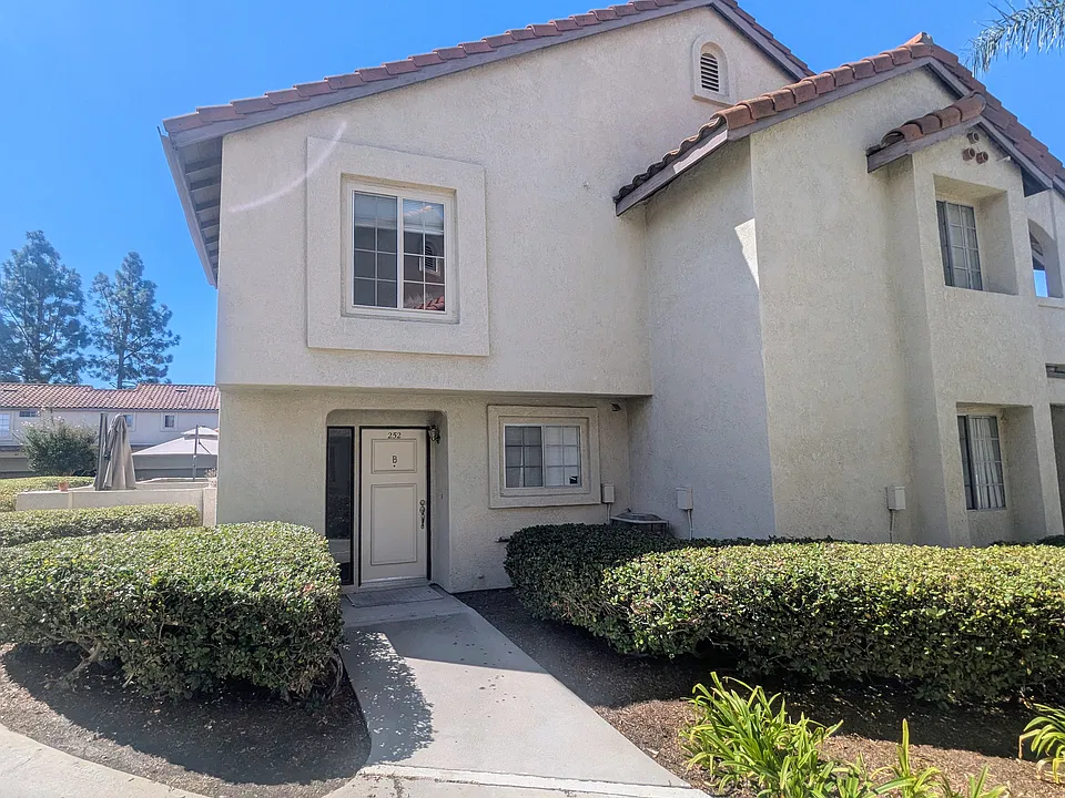 23401 La Crescenta #B