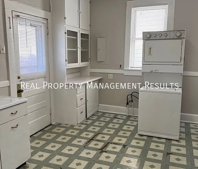 208 E Maryland St — Photo 10