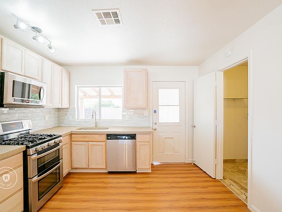 3rd image of 1323 E Desert Cove Ave