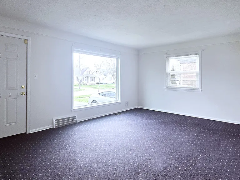 1424 Parkview Dr — Photo 2