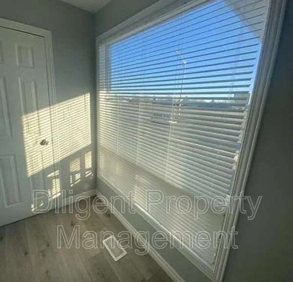 260 Lansdowne St W — Photo 3