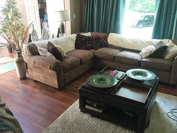 3rd image of 832 Evergreen Dr