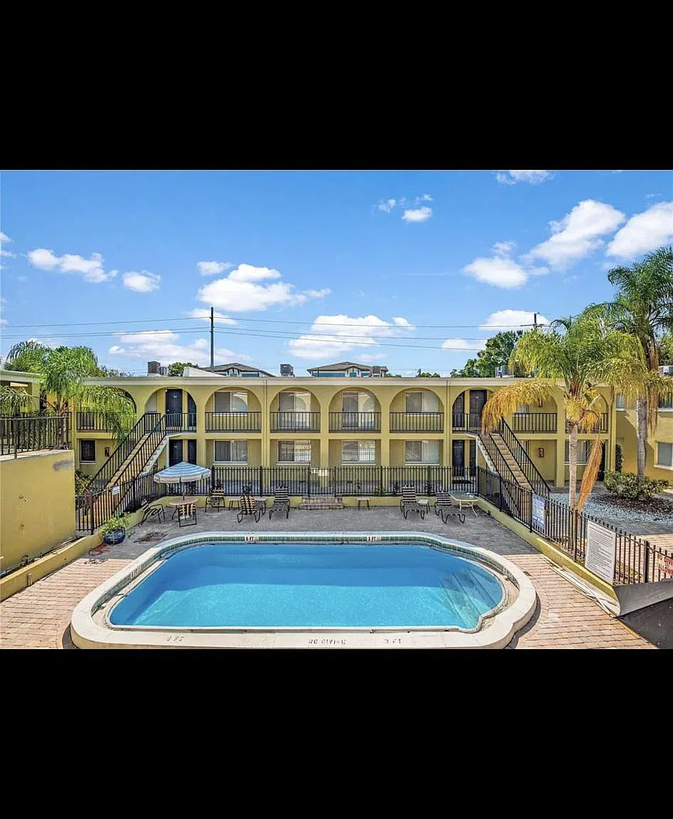 2 bed, 819 sqft, $1,695 — Photo 1