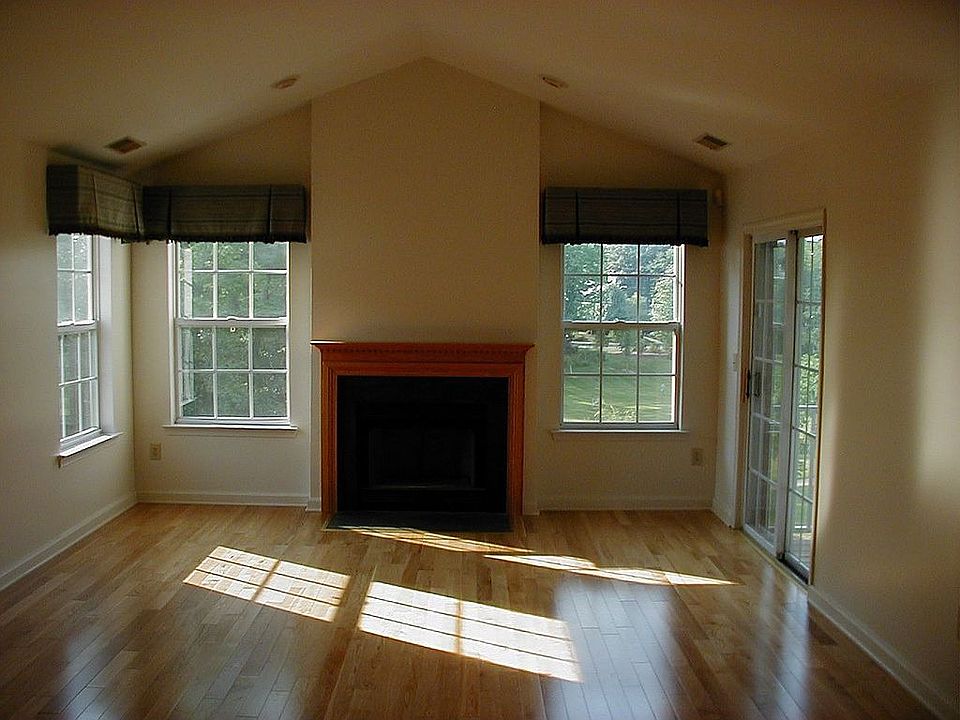 High Celings living area/real fireplace