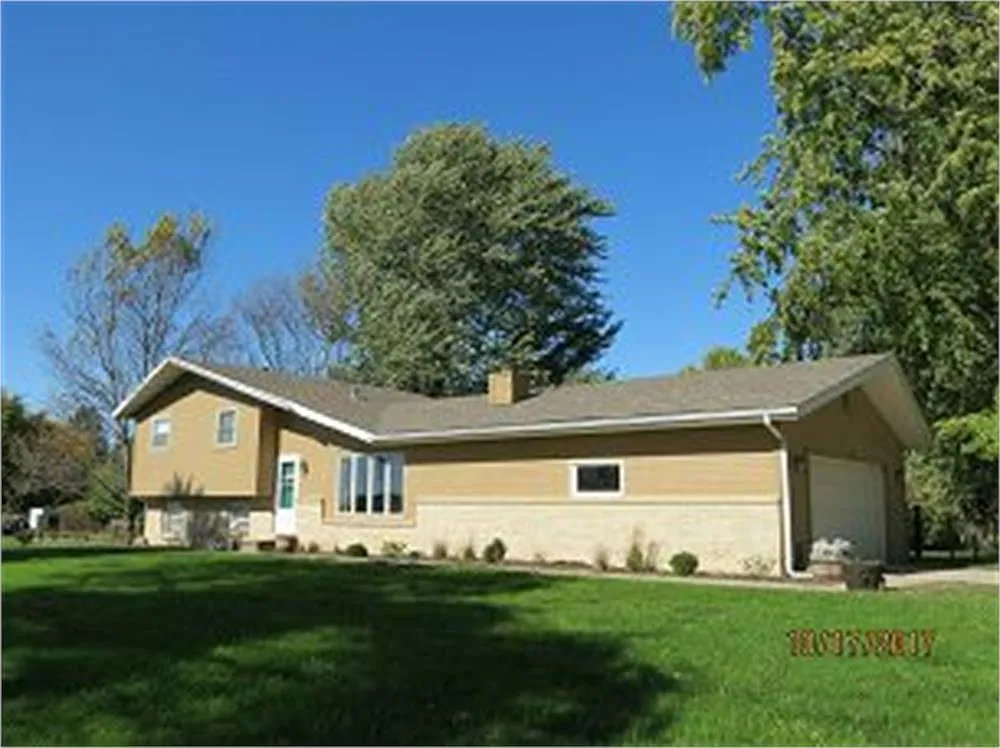 3 bed, 1688 sqft, $2,450 — Photo 1