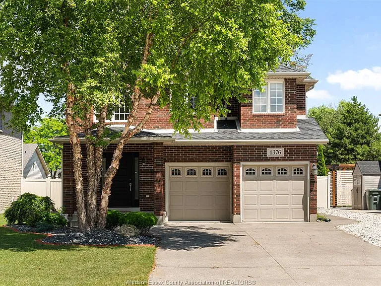 1376 Lakeview Ave — Photo 2