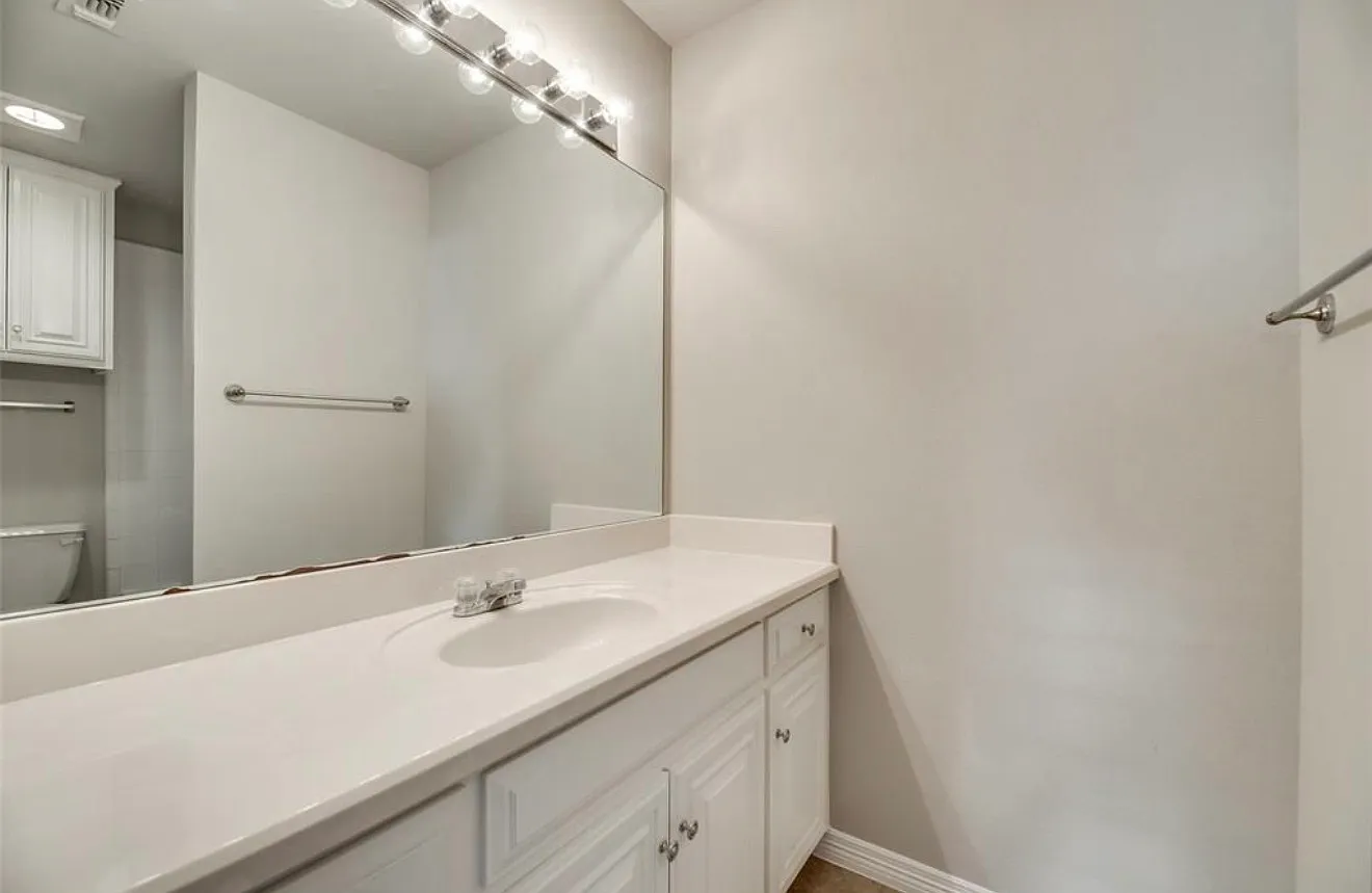 3 bed, 1604 sqft, $2,343 — Photo 1