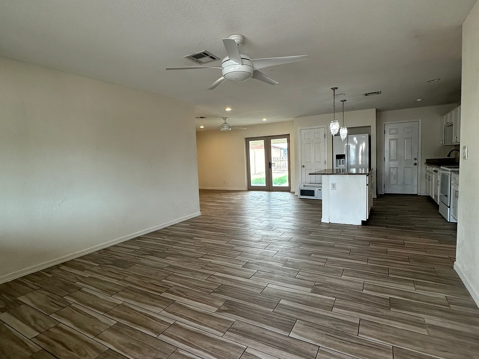 3 bed, 1332 sqft, $2,000 — Photo 2