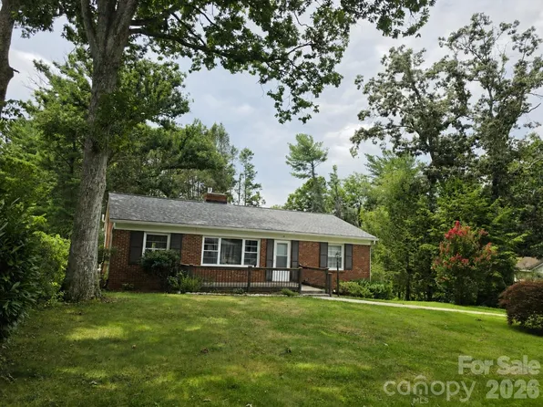 15 Lynnstone Ct, Asheville, NC 28805