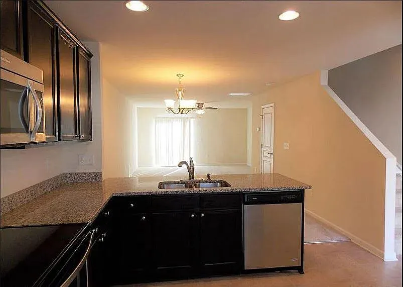 3 bed, 3.5 bath, 1588 sqft, $1,795 — Photo 2