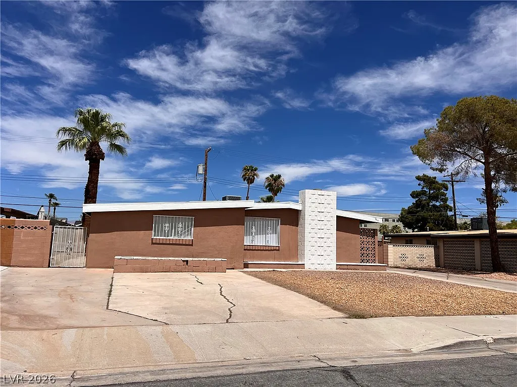 3 bed, 2.0 bath, 1653 sqft, $1,795 — Photo 2