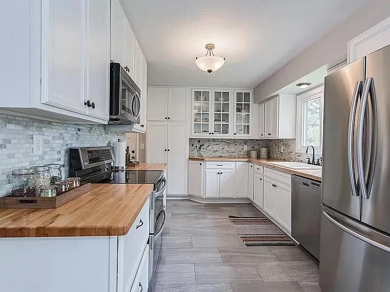 181 Dawn Ave — Photo 2