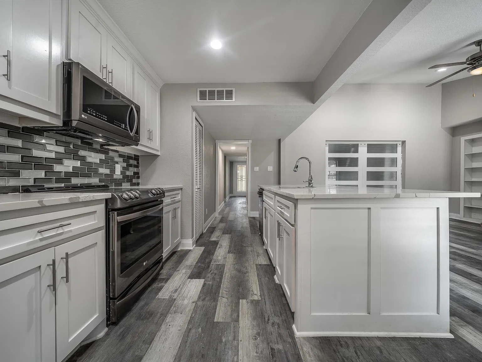 4 bed, 1975 sqft, $2,395 — Photo 2