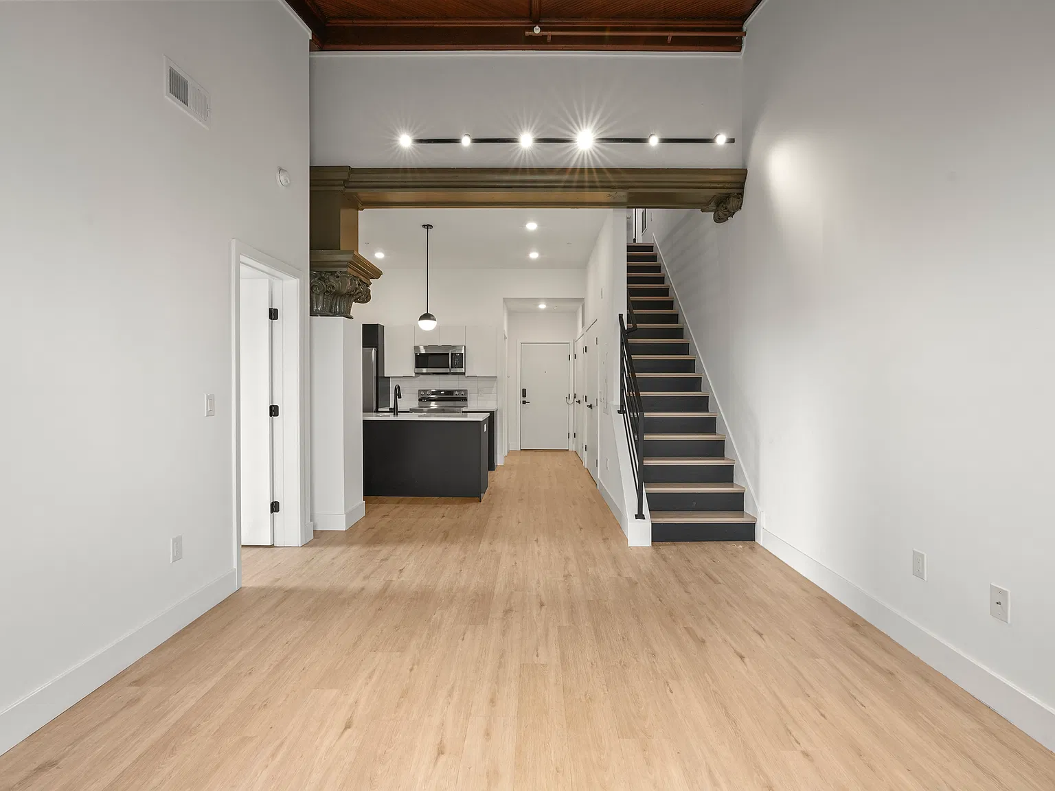2 bed, 1100 sqft, $2,200 — Photo 1