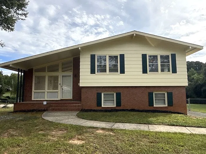 3 bed, 1.5 bath, 1718 sqft, $1,700 — Photo 1