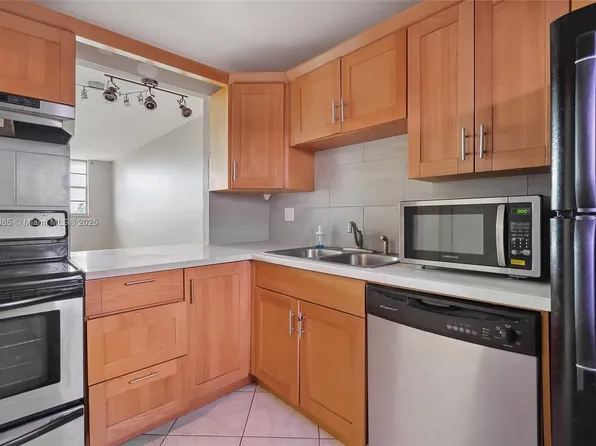 211 NE 8th Ave APT 407, Hallandale, FL 33009