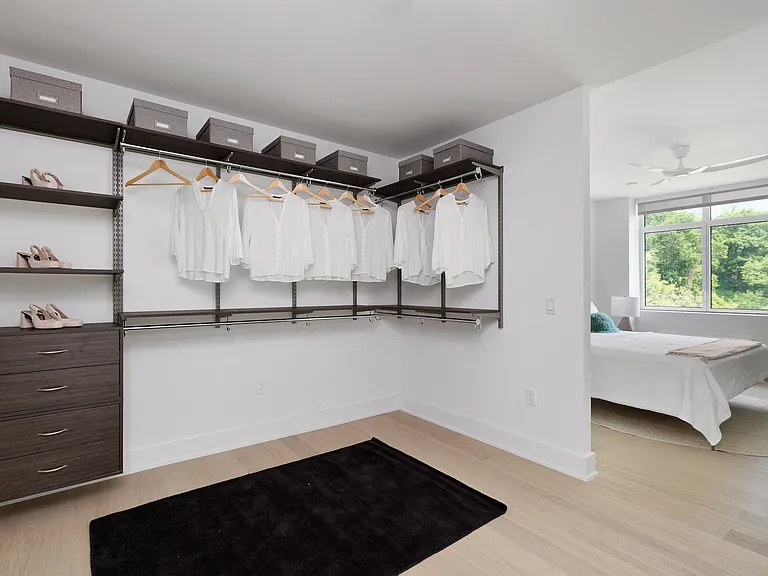 1BR E Wardrobe
