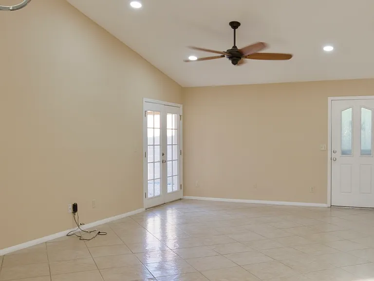 7568 W Kerry Ln — Photo 3