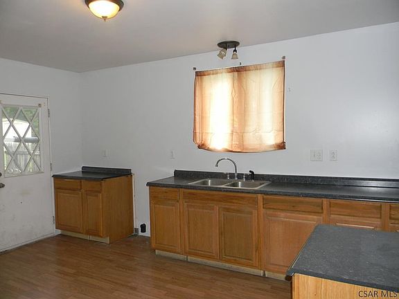 3rd image of 225 Plum St
