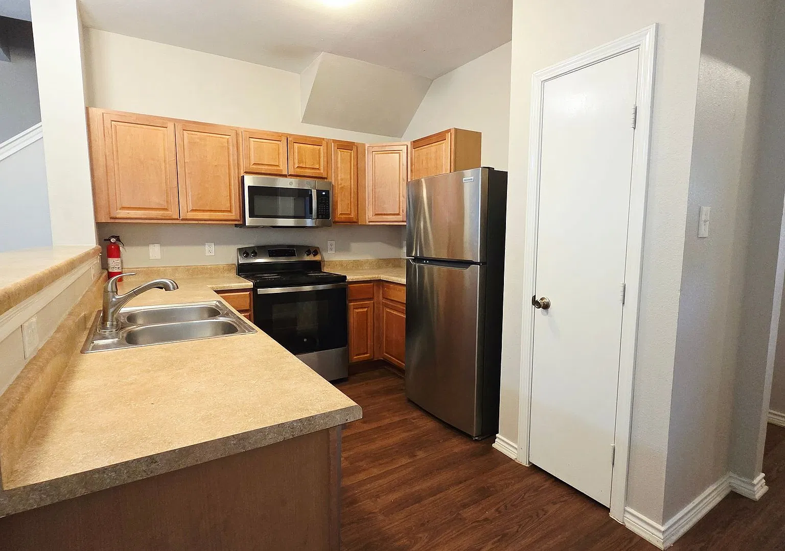3 bedroom Townhome*1 Car Garage* Private Fenced Backyard* Washer & Dryer Included — Photo 2