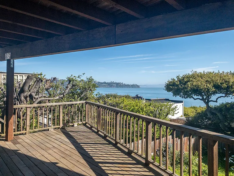 Stunning, Fully Remodeled Jr. 1bd/1ba! Remodeled! Private Deck! Parking! Laundry! Progressive! — Photo 3