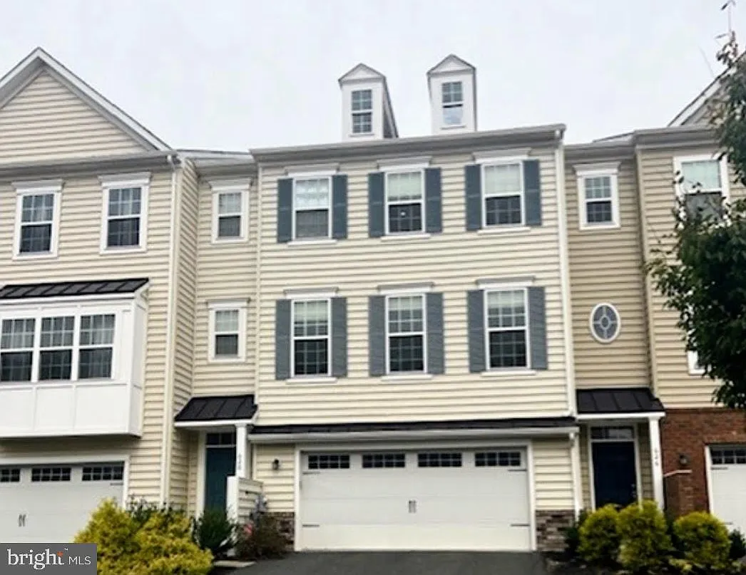 3 bed, 3.5 bath, 3049 sqft, $2,900 — Photo 1