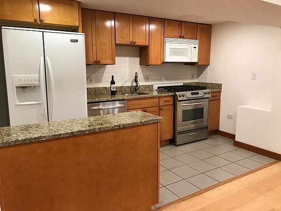 5th image of 1845 N Wilmot Ave #G