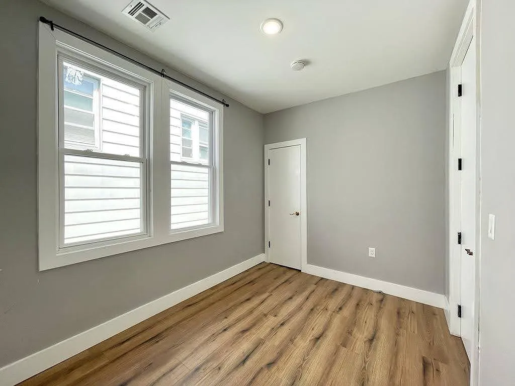 3 bed, 1150 sqft, $2,995 — Photo 2