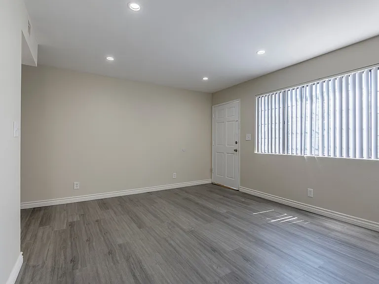 11701 Oxnard St — Photo 6
