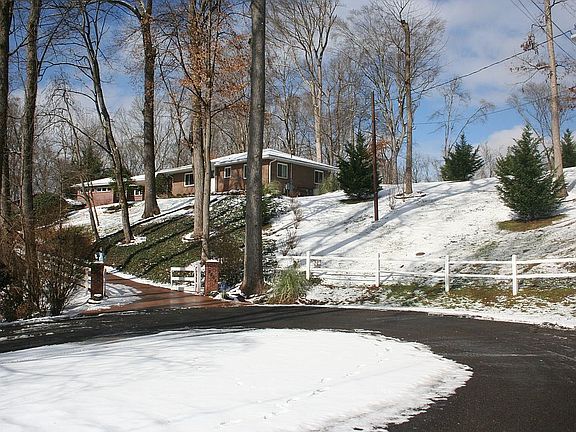 3rd image of 2505 Fox Chase Ln