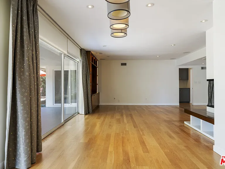 6225 S Corning Ave — Photo 8