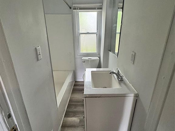 5th image of 11019 Essex Ave
