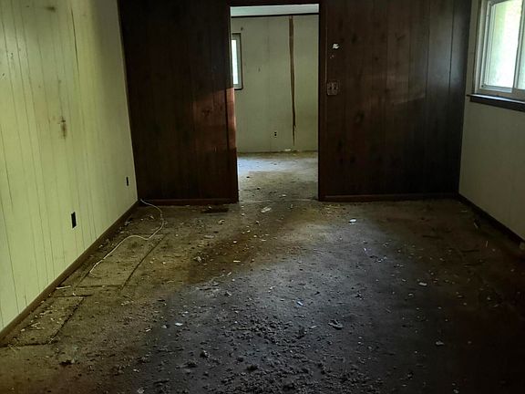 3rd image of 260 Dark Hollow Rd N