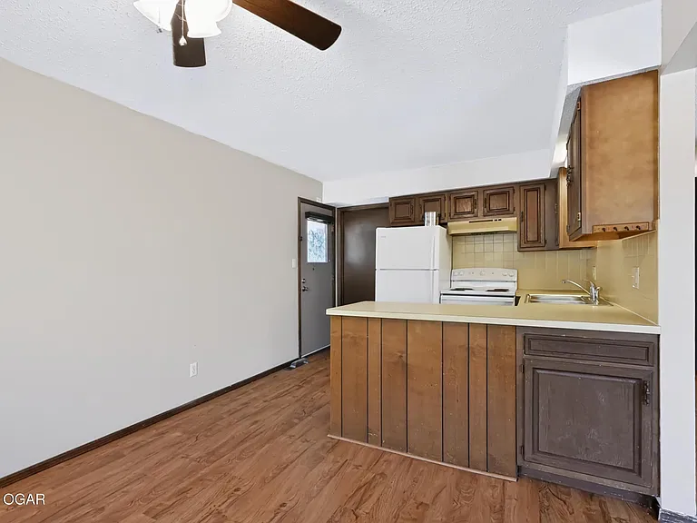 415 W Spring St #A — Photo 9