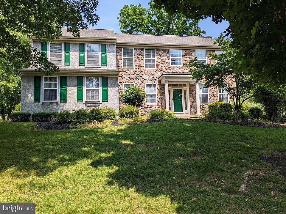 1st image of 734 Iris Ln